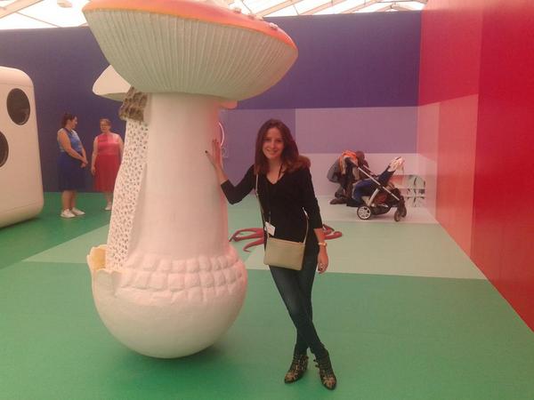 davibellingham's tweet photo. @SothebysInst #MAArtBusiness alumna @harrietclapham beside #KarstenHoller #magicmush @GagosianGallery @FriezeLondon http://t.co/aKB0UGWhtd