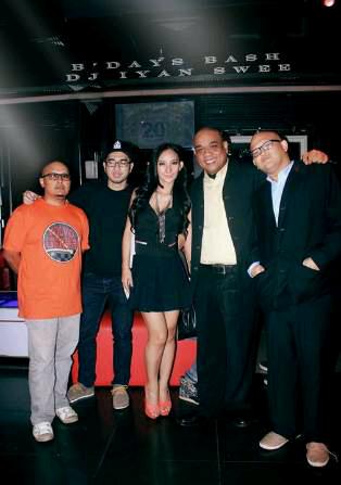 Mereka juga yang selalu support acuu.. :D thankss much <a href="/jerryprudian/">jerry prudian</a>, abang <a href="/boank/">boank 1945MF</a>, <a href="/45Gdjschool/">45Gdjschool</a> . You're great man.!