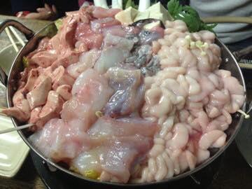 tabearuki_diary's tweet photo. 平井 豊田屋

鮟鱇鍋と白子鍋が有名なお店。写真の鍋はこの量で3人前。この量と値段なのに味は絶妙。その他のメニューもCPに溢れている。人気店で予約が取れずらいがこの冬どうしても外せないお店
http://t.co/CmRvkj33Wp http://t.co/mZESPceqCq
