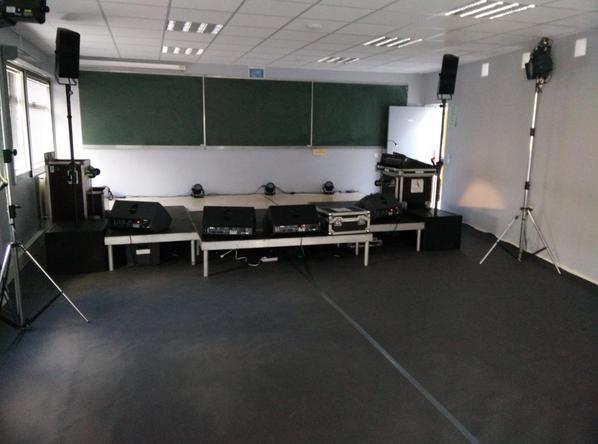 RDDTL's tweet photo. La salle concert (F052) est prête ! http://t.co/cbzn495JgO