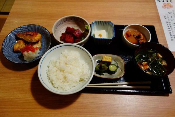 tabearuki_diary's tweet photo. 新宿御苑 いまゐ

ランチがとてもオススメの割烹料理屋。なんとこの立地でこの数の小鉢があって900円。安いだけでなく一品一品全く手抜きをせずどれもほっぺだが落ちるほどの絶品。恐るべきCP。
http://t.co/dNdLeDT0an http://t.co/y24LNMISPO