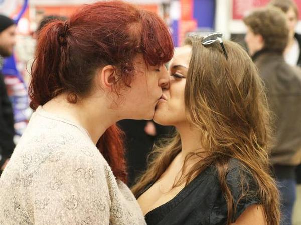 ClippetNews's tweet photo. This week: a man got stuck in Waterstones, someone ran 10K with a pumpkin and hundreds kissed in Brighton. #Clippet http://t.co/5JGE1LnVbL