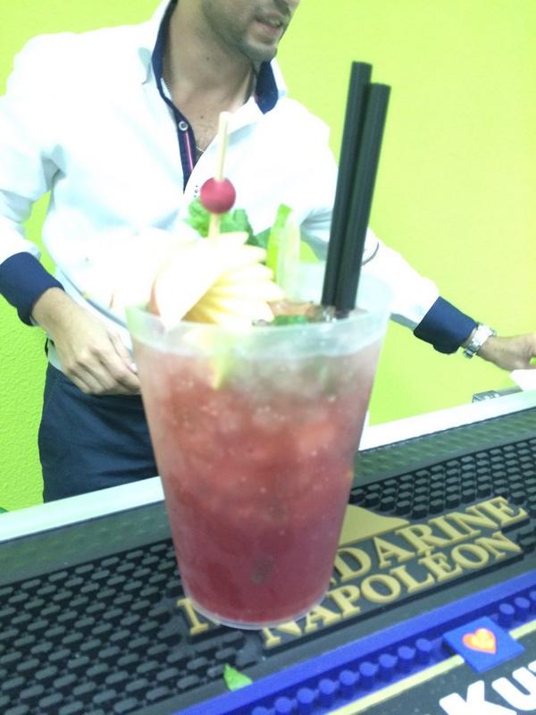 CristinillaPS's tweet photo. #Mojitodefresa en #AcoParty... Deluxe!!! Gracias @ACoPuO @jjbuendia http://t.co/8z7IcLN4Op