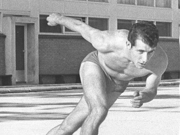 nuentoen's tweet photo. Vandaag in 1969 - Schaatser Kees Verkerk traint in zijn zwembroek - http://t.co/ub1f36KFs1 http://t.co/11oHEoKFH0