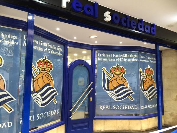 Ya está lista la nueva tienda de la #RealSociedad para su inauguración. Os esperamos a partir de las 17:30h!