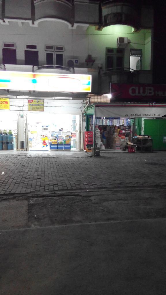 AndriPramonoMSi's tweet photo. Ironi dan Menyedihkan..... siapa yg lebih laku?? http://t.co/U81Wjcw675