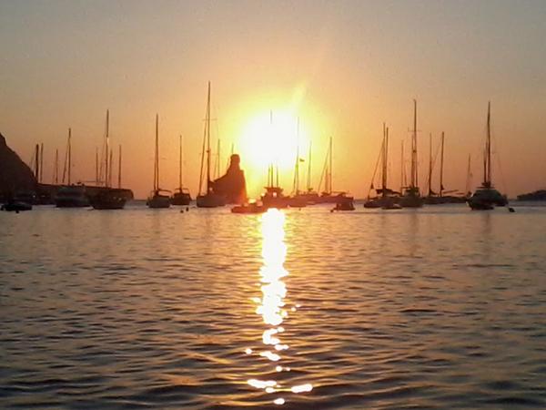 MirGuzFer's tweet photo. Dia 23-Posta de sol @CasalsGracia #30dies30fotos #comunicacioaudiovisual #Manlleu
El sol marxa-Tranquil, demà tornarà http://t.co/0l3py9Uxyp