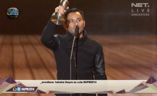 Judikajude's tweet photo. Thanks nett Tv...RT @netmediatama Pemenang " Artis Terbaik (Lelaki) " @Judikajude #APM2014onNET http://t.co/08MT9inPZV