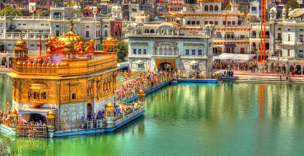 El Templo Dorado de Amritsar en la India está hecho con mármol y detalles de oro ¡y está rodeado de agua! Mira: