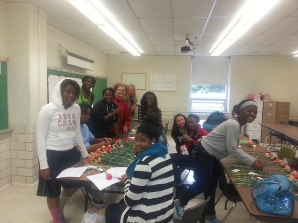 p_unity's tweet image. Project Unity preparing the carnations for delivery. Thanks for your hard work.