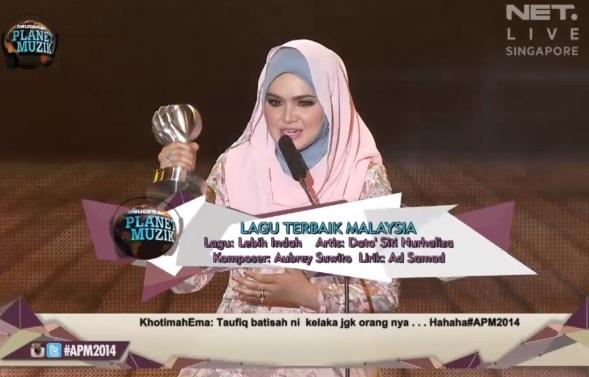 mdtvindonesia's tweet photo. Pemenang, " Lagu Terbaik (Malaysia) " Dato @CTNurhaliza11 #APM2014onNET http://t.co/hKRio4XuWp