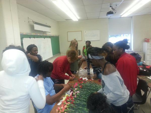 p_unity's tweet image. Everyone hard at work preparing carnations for delivery. Great job ladies and Mr. Lewis.