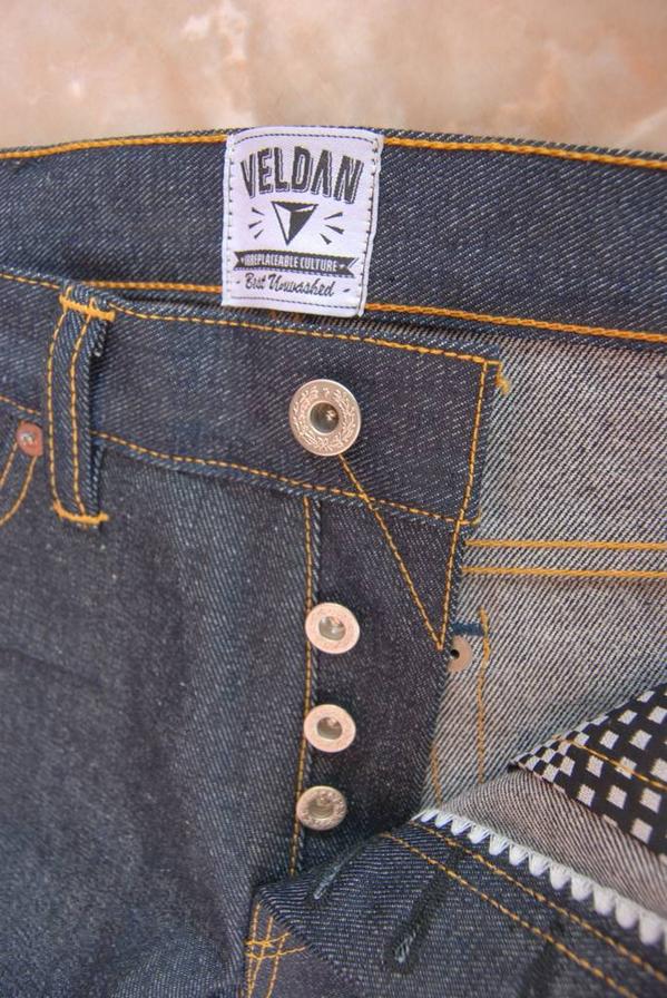 we use Laurel Leaf iron plated doughnut button, made in Japan to provide you the best quality