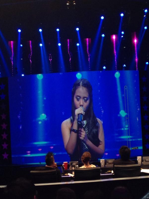 RisingStar_INA's tweet photo. #HaninDhiya with Unconditionally by @katyperry ;) Little girl with the golden voice #RisingStarINA http://t.co/aCEmU3Keec