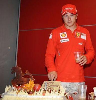 neu2_kimi's tweet photo. Happy Bday Kimi, Hyvää syntymäpäivää! Thn dpn juara dunia lg yaa~ cc:: @KimsterIndo #kimi35 http://t.co/SBEoz8kYt5