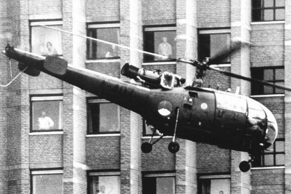 nuentoen's tweet photo. Vandaag in 1978 - Nederland levert RAF-terrorist uit aan West-Duitsland - http://t.co/WjNhAUyweG - http://t.co/d7wlA6dLgM