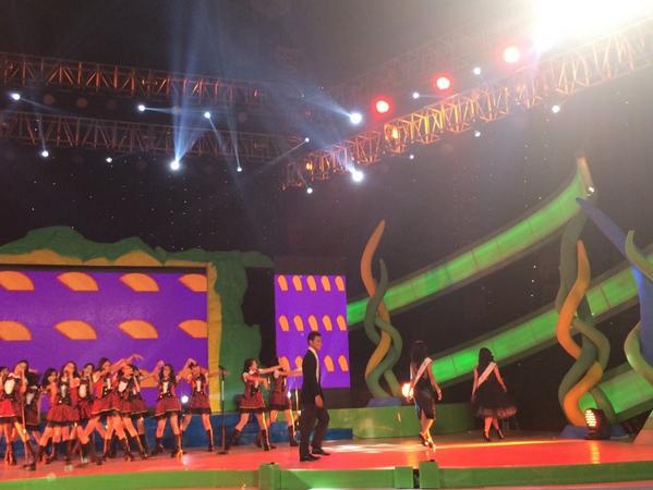 HiLo's tweet photo. Again on the stage @officialjkt48 with TOP 3 #HiLo Green Ambassador 2014 http://t.co/Pw2LpI9N1T