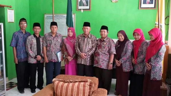 Aksel_Denanyar's tweet photo. Selesai monev layanan Akselerasi oleh Drs. H. Supandi, S.Pd. M.Pd kabid pendma Kanwil Prop. Jatim. http://t.co/HdGpy0FDfQ