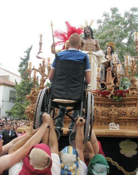 Ssantero_malaga's tweet photo. La Semana Santa es algo grande...es  tradicion, union, pasion...y ante todo es algo hermoso que nos hace mas humanos http://t.co/jhSPzCgtfd