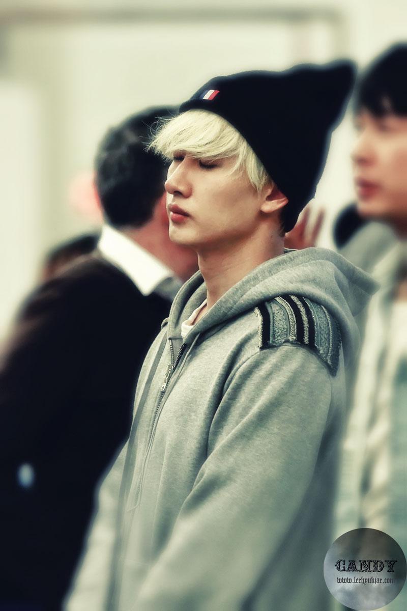 B0KattnCAAIcQbp.jpg:large