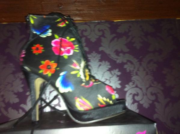 Langtonsantique's tweet photo. Shoes for smokin hot girls...or boys! At viva hooky street langtons antique centre newport! #shoes #vintage #newport http://t.co/PhHQVFT7VY