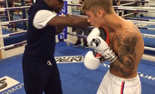 BleacherReport's tweet photo. VIDEO: @justinbieber does some boxing training with @FloydMayweather http://t.co/PizgJUyhp6 http://t.co/h1a3KpybFZ