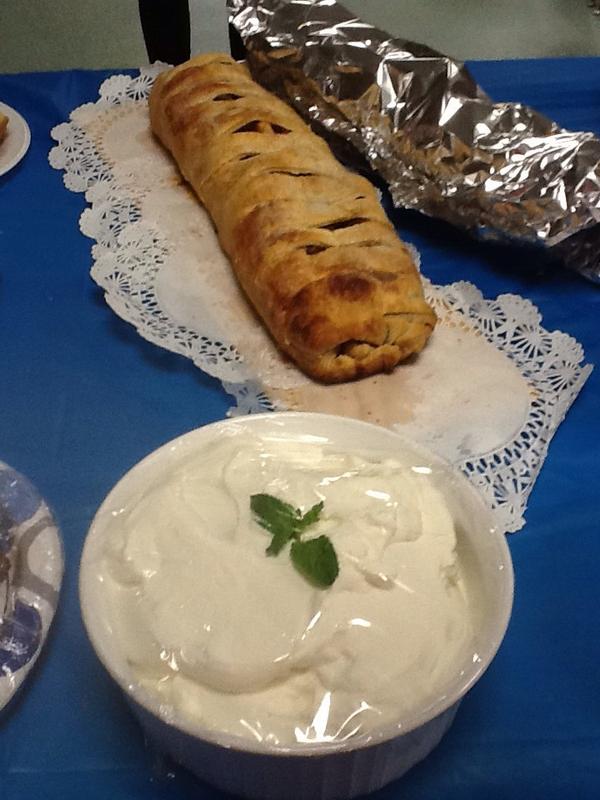 CHSWorldLang's tweet photo. Apfelstrudel und Schwarwälderkirschtorte! http://t.co/lMEuQf0jKA