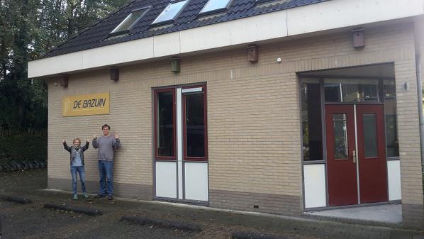 jwhvdijk's tweet photo. De laatste van 47 nestkasten voor mezen en huismussen opgehangen in de Zwolse wijk Dieze-oost http://t.co/bG6YQJhHzF http://t.co/pR1zy1Gx7I