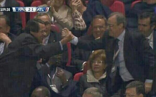 Bajarlaalpasto's tweet photo. Aznar coloca a Blesa, Blesa financia los fichajes de Florentino, Florentino celebra la Champions con Aznar http://t.co/YDfWuz2AST