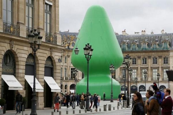 littlenemo75's tweet photo. La polémique qui enfle au sujet de l'oeuvre de Paul McCarthy est selon l'artiste sans fondement. #thisisnotaplug http://t.co/siYsaSrDsQ