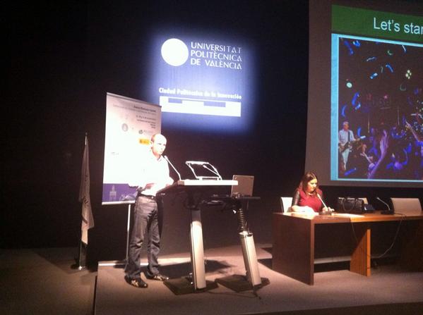JavierPeris's tweet photo. Ahora @MauroXesteira presenta en #fiware su plataforma integradora de personas con discapacidad auditiva. Grande!!! http://t.co/T602371KdB