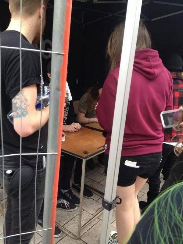 gluedtonewt's tweet photo. @KerrangMagazine hope you liked my letter and bracelet!(and the elvis photos)!!! #KerrangWATIC #KerrangTour2015 http://t.co/JUW8FlnRFs