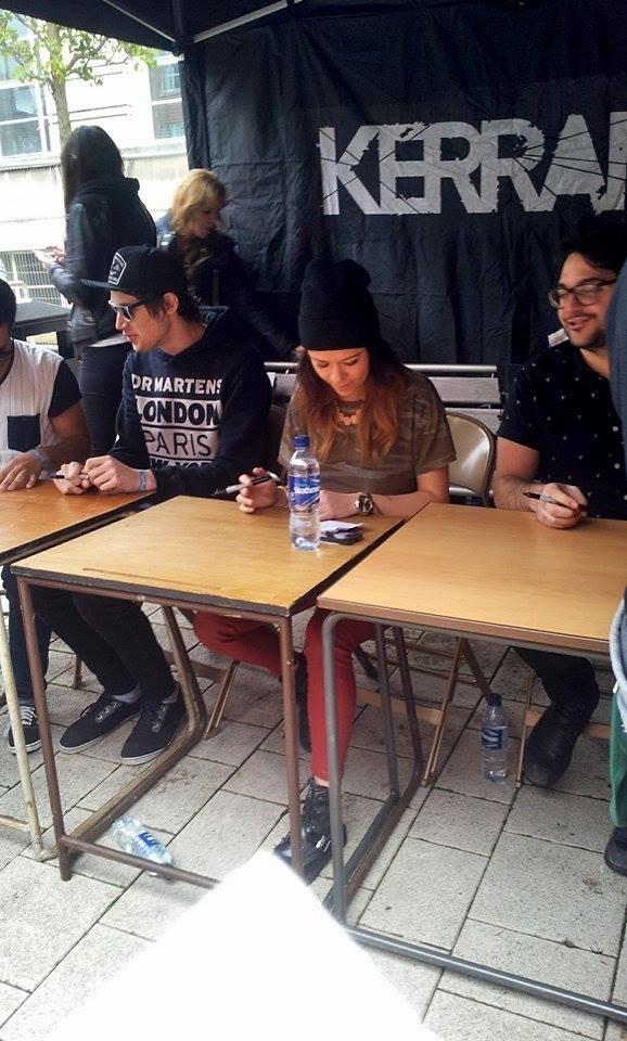 gluedtonewt's tweet photo. @KerrangMagazine hope you liked my letter and bracelet!(and the elvis photos)!!! #KerrangWATIC #KerrangTour2015 http://t.co/JUW8FlnRFs