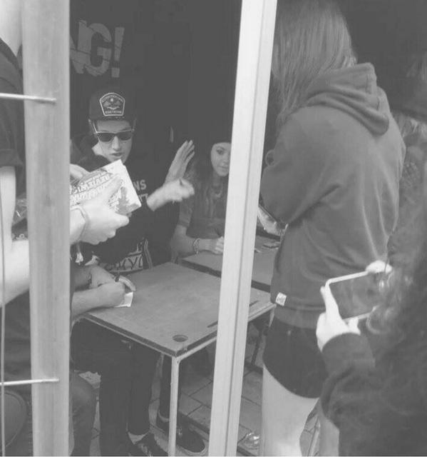 gluedtonewt's tweet photo. @KerrangMagazine hope you liked my letter and bracelet!(and the elvis photos)!!! #KerrangWATIC #KerrangTour2015 http://t.co/JUW8FlnRFs