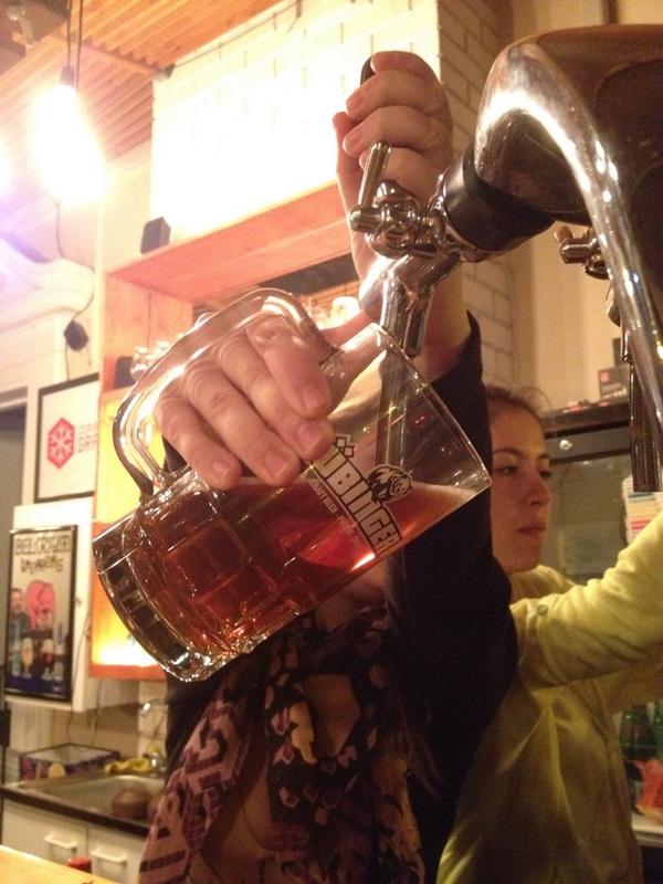 OktoberfestCl's tweet photo. "@tubingercerveza: Están saliendo las primeras Tübinger American IPA! Pronto podrán probarla en #oktoberfestmalloco http://t.co/lgvN0mJYqA