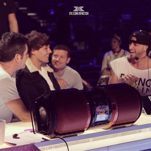 4Years later&on the other side of the panel with @SimonCowell next to him💖
#4YearsOfOneDirection 
#EMABiggestFans1D
