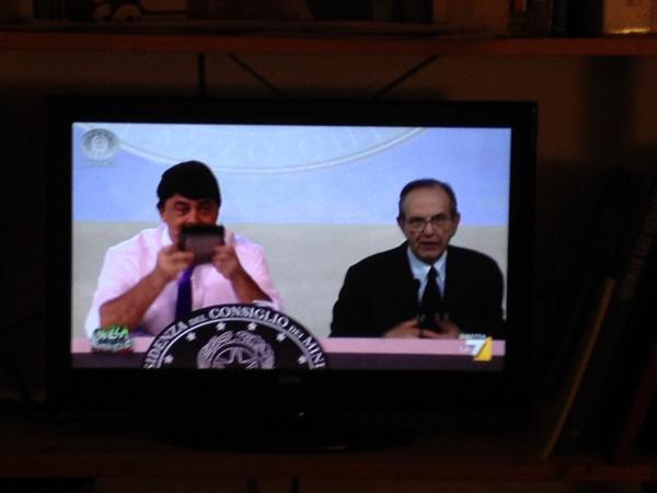 lexricciardi's tweet photo. La conferenza stampa di @matteorenzi e #Padoan è geniale @CrozzaTweet #crozzanelpaesedellemeraviglie http://t.co/rni1YBfHrS