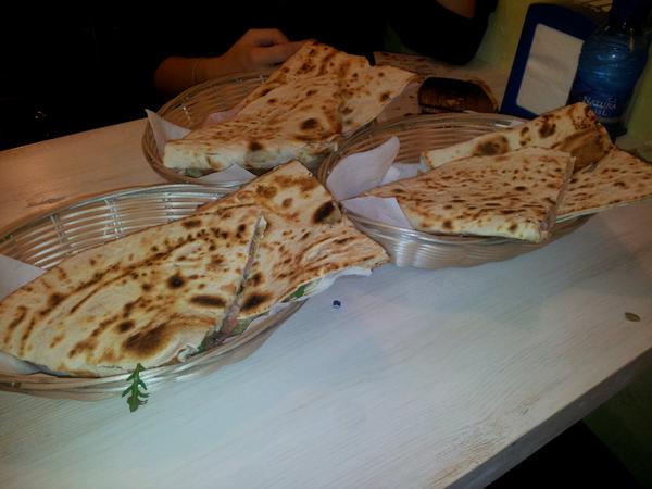 IsabelAbadR's tweet photo. Cenando con @MariaSaenz95 @MariaMedrano95 ! Yaaa era horaa (; http://t.co/iSsOV4Bo3l