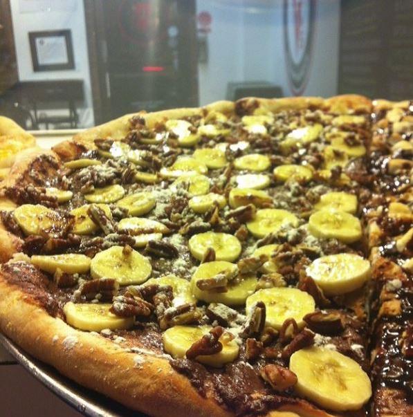 ChicagoDish's tweet photo. Celebrate Friday with @BigGsPizza ’s Nutella, Banana, Pecan dessert pizza #happyweekend #XAPIZZAMONTH #chicagodish http://t.co/LykBi51zMa