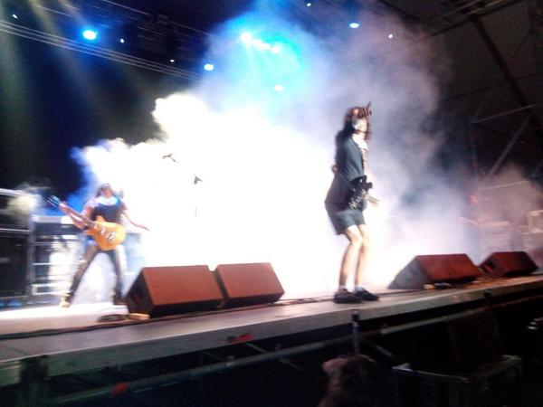 pvaldespartera's tweet photo. Black Ice ya levanta pasiones entre el publico de #Interpeñas, en unos minutos Los Suaves. Corre aún estas a tiempo! http://t.co/N2kViehsGm