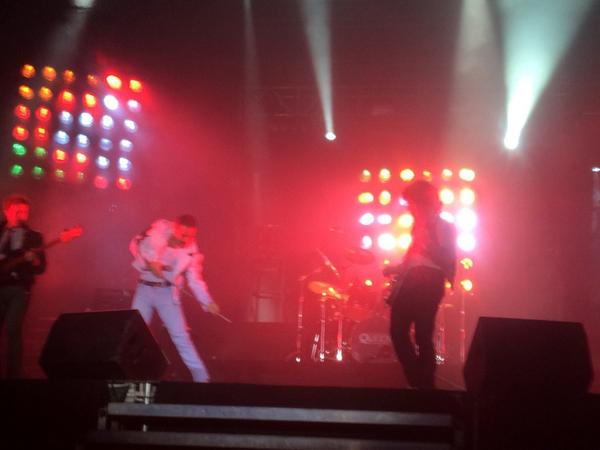 PandoraConcert's tweet photo. @SAVEthQUEENoDSR el mejor tributo del Mundo a Queen enloquecen Valladolid ante miles de asistentes. Otro éxito!!!!!! http://t.co/uqBSvvOJ5m