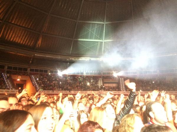 PandoraConcert's tweet photo. @SAVEthQUEENoDSR el mejor tributo del Mundo a Queen enloquecen Valladolid ante miles de asistentes. Otro éxito!!!!!! http://t.co/uqBSvvOJ5m
