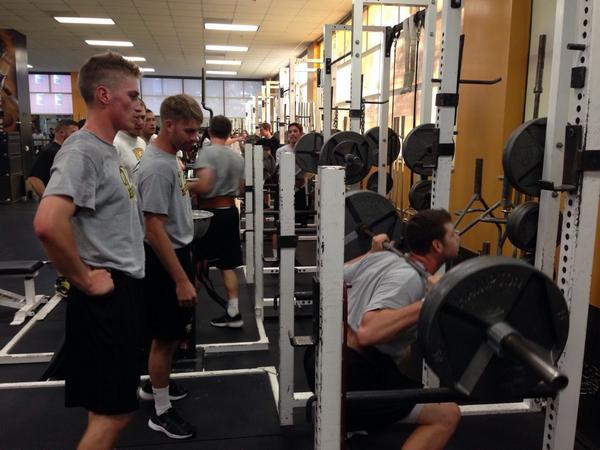 elbin_kurt's tweet photo. Rams getting stronger! Finish the week! #getbarrels http://t.co/ToYkMtfpLQ