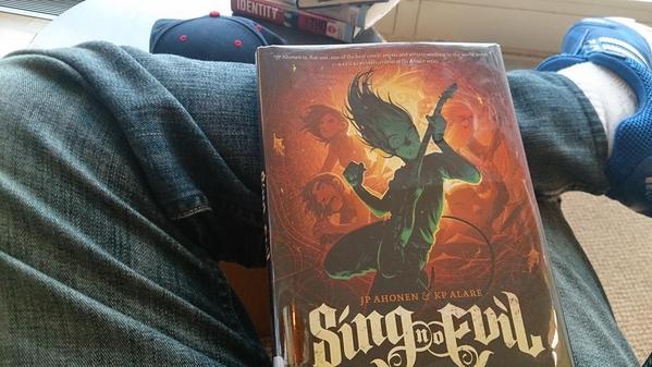_GEESE82's tweet photo. #reading #singnoevil by JP Ahonen &amp; KP Alare http://t.co/hp6ipfxJkg