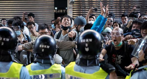 Hong Kong: policiais e manifestantes por liberdade voltam a entrar em confronto. glo.bo/1yL0Rr6