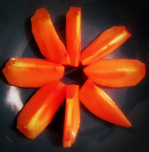 Andreea_Ignat1's tweet photo. Incercam #cevanou! #kaki #fruits http://t.co/OyAPQBIgpf