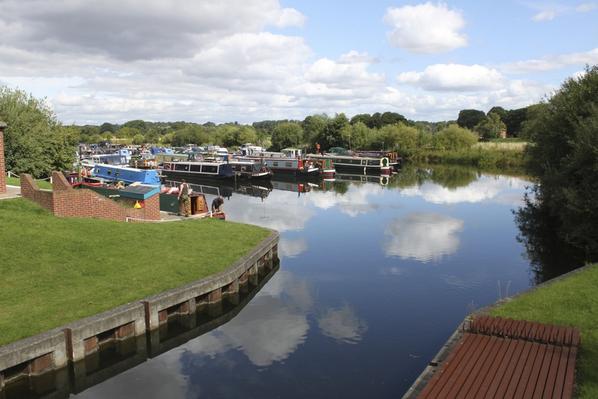 RiponHornblower's tweet photo. RIPON this time of year. Walk our river paths and enjoy our wetlands. Then refresh @The_Water_Rat @Wakemanshouse http://t.co/De9ni0VoSI