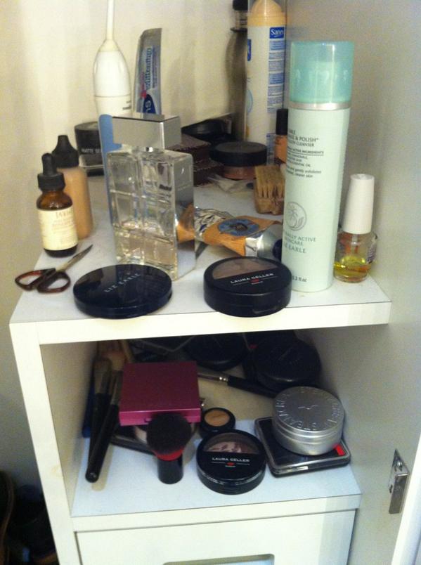 AliYoungBeauty's tweet photo. Who lives in a house like this #threwthekeyhole! @dalefranklintv impressive makeup cupboard!!!@qvcuk http://t.co/MBv5ZEtbLn