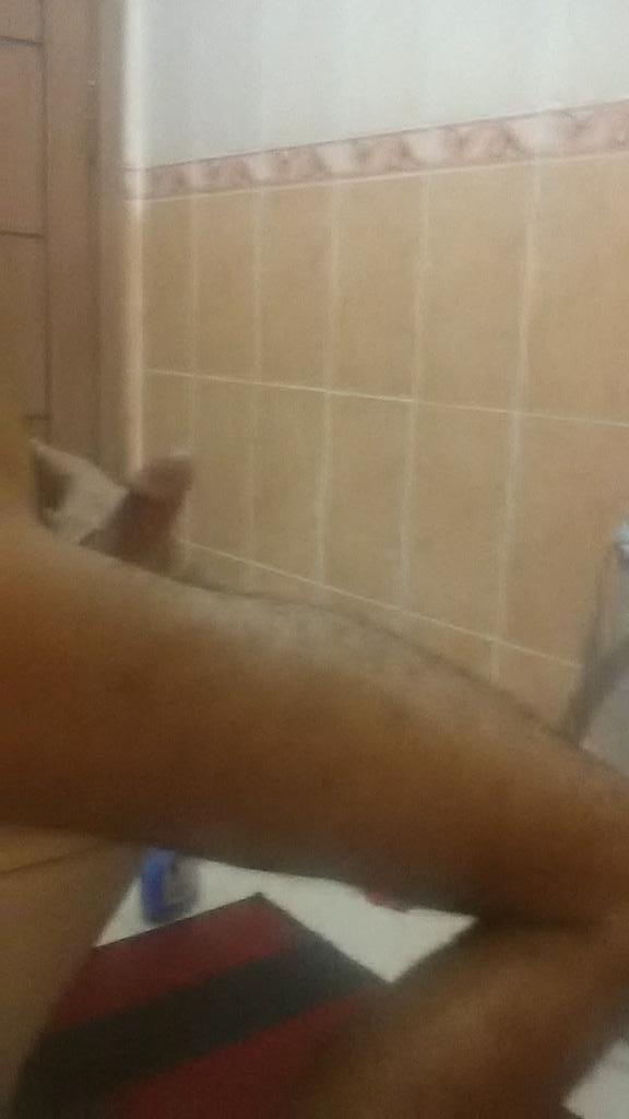 مشتهي احد يجلخ ليا و ينيكني