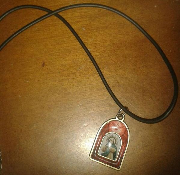 HdadInmaculada's tweet photo. RT Detalle medalla nueva en color rojo. PRECIO: 5€ http://t.co/L2wzAyFPFM